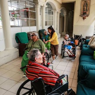 Hay menos de 200 geriatras para 14 millones de adultos mayores