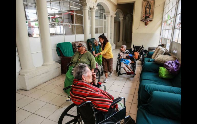 Urge capacitar a más especialistas en el cuidado de los adultos mayores para lograr el envejecimiento sano y activo. EL INFORMADOR / ARCHIVO