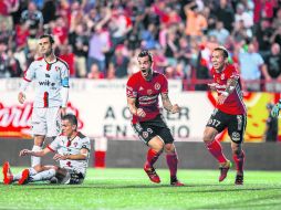 Vencidos. Rafael Márquez y Luis Reyes, desconsolados tras el gol marcado por Milton Caraglio ( #9) para los Xolos. MEXSPORT /
