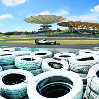 Hamilton, 'derrite' la pista