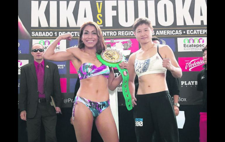 Yéssica Chávez (izquierda) muestra su cinturón que expondrá ante la japonesa Naoko Fujioka. ESPECIAL / CONSEJO MUNDIAL DE BOXEO DE ECATEPEC