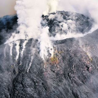 Desalojan tres comunidades por erupción del Volcán Colima