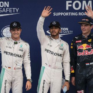 Hamilton logra la 'pole' batiendo el récord en Sepang