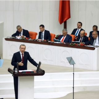 Parlamento turco prolonga un año mandato de tropas en Siria e Iraq