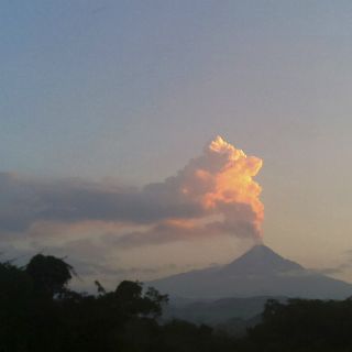 Autoridades analizan reportes de actividad del Volcán El Colima