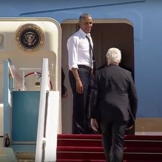 Obama apura a Bill Clinton para subir a avión; se hace viral