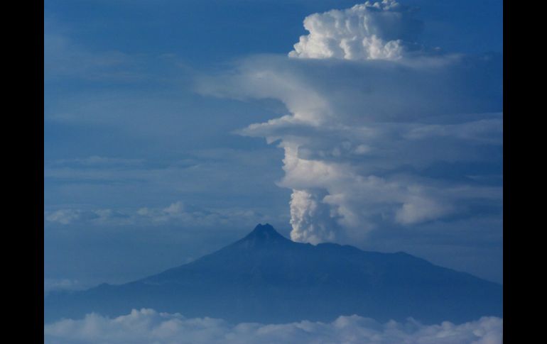 Mantienen el perímetro de seguridad en 12 kilómetros en torno al volcán en lo que corresponde al estado de Colima. TWITTER / @PCJalisco