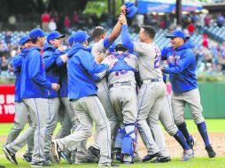 Los Mets de Nueva York celebran después de derrotar a los Filis de Filadelfia por 5-3 en un partido en el Citizens Bank Park. AFP /