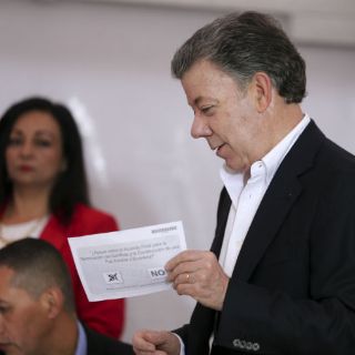 Juan Manuel Santos vota en el plebiscito de paz