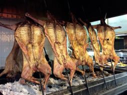 Para su cocimiento se debe de colocar en las brasas por espacio de unas dos horas, a fuego lento, y girándolo en todos sus extremos. NTX / ARCHIVO