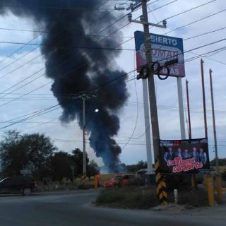 Reportan bloqueos e incendio de llantas en Reynosa