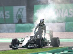 Lewis Hamilton (foto) parecía encaminado a una victoria, pero su auto falló de forma espectacular en la vuelta 41. AP /