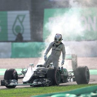 Hamilton 'arde' y Ricciardo sonríe