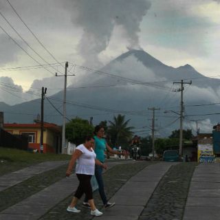 Prolongan por 24 horas restricciones en zona de volcán El Colima