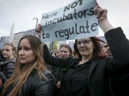 Mujeres vestidas de negro participan en una manifestación contra la ley del aborto en Varsovia. EFE / O. Hoslet