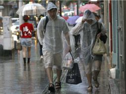 Las islas del sur de Japón se preparan hoy para el embate del potente tifón ''Chaba''. EFE / H. Maeshiro