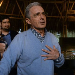 Uribe falta a reunión convocada por Santos tras plebiscito