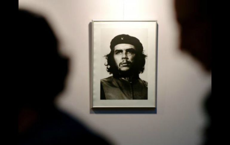 En la imagen, se ve a Ernesto Guevara con la boina negra y mirando un cortejo fúnebre. SUN / ARCHIVO