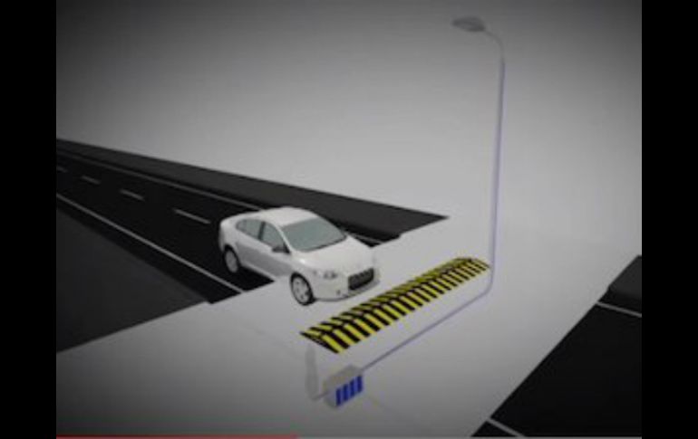 El 'tope' vehicular genera energía eléctrica para abastecer de batería a teléfonos móviles, computadoras portátiles y tabletas. ESPECIAL /