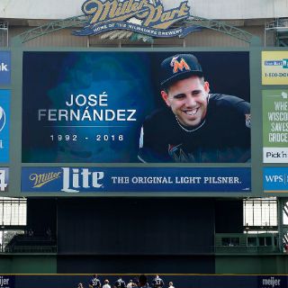 Arrojan cenizas de José Fernández al mar en el lugar donde murió