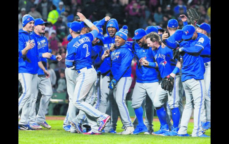 Jugadores de los Azulejos de Toronto festejan tras vencer el domingo pasado a los Medias Rojas de Boston. AP / M. Dwyer