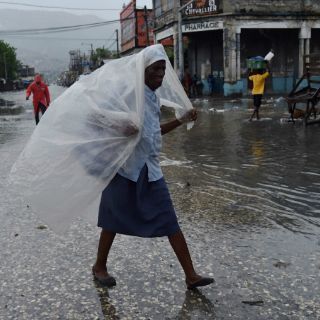 El ojo del huracán 'Matthew' toca tierra en el oeste de Haití