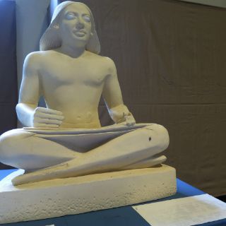 Exposición para invidentes en Museo Egipcio permite 'ver con las manos'