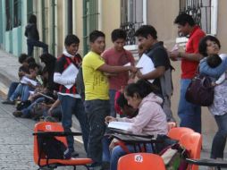 Como parte de la protesta, los alumnos del plantel toman clases en las banquetas. EL INFORMADOR / ARCHIVO