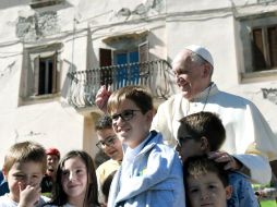 El Papa escucha a los niños, sus historias sobre cómo vivieron el terremoto. AFP / T. Fabi