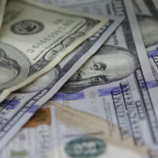 Dólar cierra en 19.71 pesos en bancos capitalinos