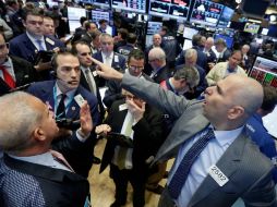 Los indicadores se tiñeron de rojo hacia el ecuador de la jornada. AP / ARCHIVO