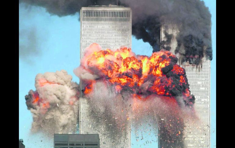Tragedia. Tras la colisión de las aeronaves en sendas torres, las estructuras colapsaron y sepultaron a cientos de personas. EL INFORMADOR /
