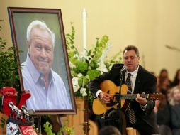 Mechem dio una nota feliz al apuntar hacia una enorme fotografía de Palmer con una sonrisa que a todos hacía sentir tan importante. AFP / M.Hunter