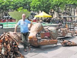 Pere Tantinyà se encuentra trabajando en la Plaza de la Liberación el montaje del espectáculo 'Afrodita y el juicio de Paris'. EL INFORMADOR / P. Franco