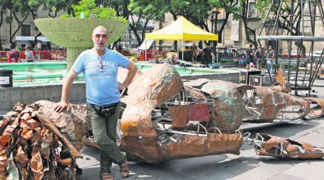 Pere Tantinyà se encuentra trabajando en la Plaza de la Liberación el montaje del espectáculo 'Afrodita y el juicio de Paris'. EL INFORMADOR / P. Franco
