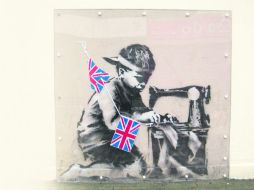 Protegida. Una pieza callejera del artista Banksy es cubierta tras un cristal para evitar que se le vandalice. EFE /