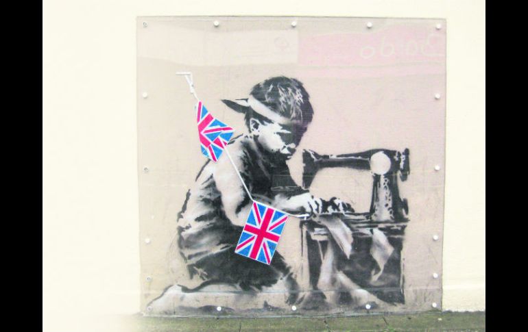 Protegida. Una pieza callejera del artista Banksy es cubierta tras un cristal para evitar que se le vandalice. EFE /
