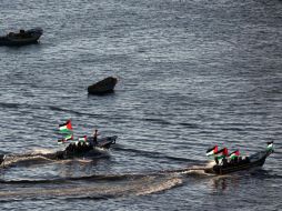 Botes de palestinos salen del puerto de Gaza para apoyar al bote de las activistas a 15 millas náuticas de la Franja. AFP / ARCHIVO