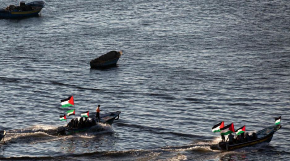 Botes de palestinos salen del puerto de Gaza para apoyar al bote de las activistas a 15 millas náuticas de la Franja. AFP / ARCHIVO