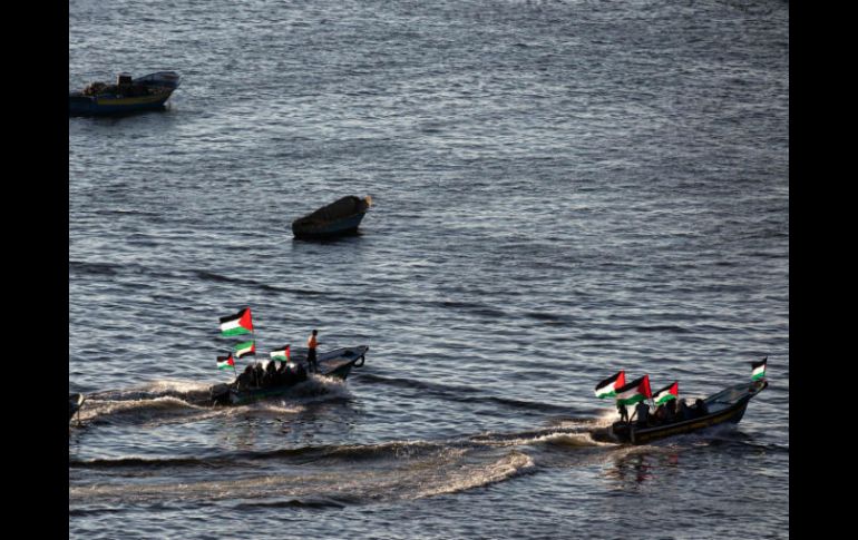 Botes de palestinos salen del puerto de Gaza para apoyar al bote de las activistas a 15 millas náuticas de la Franja. AFP / ARCHIVO