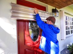 Un habitante del sur de la Florida prepara a su vivienda para el impacto del huracán ''Matthew''. AFP / R. Foldy/