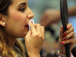 desmaquillarte es un paso esencial para dejar respirar a la piel y limpiarla. EL INFORMADOR / ARCHIVO