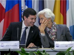 Santiago Peña y Christine Lagarde; el FMI ve un riesgo para la economía en el endeudamiento. EFE / E. Thew