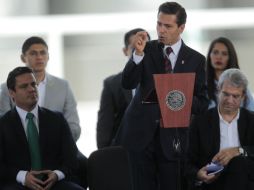 El Mandatario, acompañado del gobernador de Jalisco (i), de funcionarios fedarales y de directivos de Nestlé. EL INFORMADOR / F. Atilano