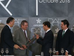 Carlos Álvarez del Castillo recibe de manos del Presidente Enrique Peña Nieto el reconocimiento por el centenario de este medio. EL INFORMADOR / R. Tamayo