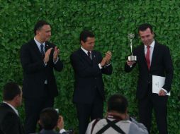 Manuel Herrera y Peña Nieto entregan el premio anual de la Concamin al director de Cinépolis, Alejandor Ramírez. EL INFORMADOR / R. Tamayo