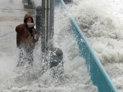 El huracán ''Matthew'' golpea por la mañana con fuertes vientos y torrenciales aguaceros a comunidades de EU. AP / E. Gay