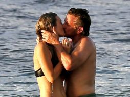 Sean Penn de 56 y Leila George de 24 años fueron fotografiados en una playa de Hawai. ESPECIAL / www.dailymail.co.uk