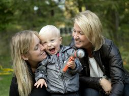 Emelie Eriksson es la primera mujer que dio a luz tras recibir el útero de su madre. AP / N. Larsson