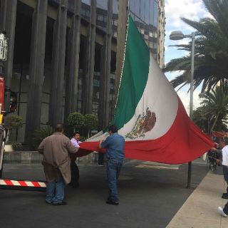 Retiran Bandera Nacional de edificio del INBA